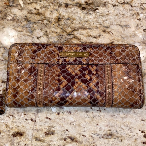 MICHAEL KORS DESIGNER HANDBAG WITH MATCHING WALLET - Picture 6 of 8